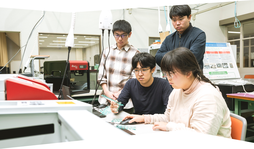 学生がデジタル技術を活用して学習している様子