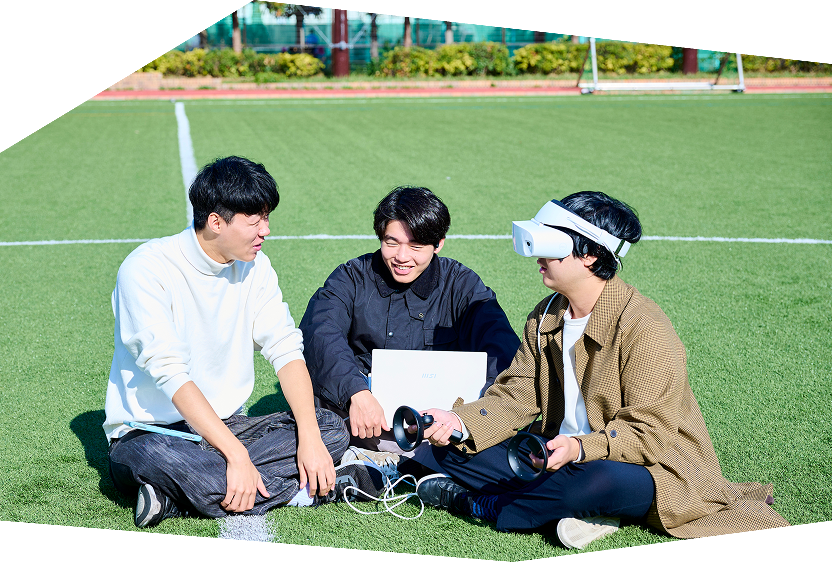 学生が屋外で笑顔で学んでいる様子